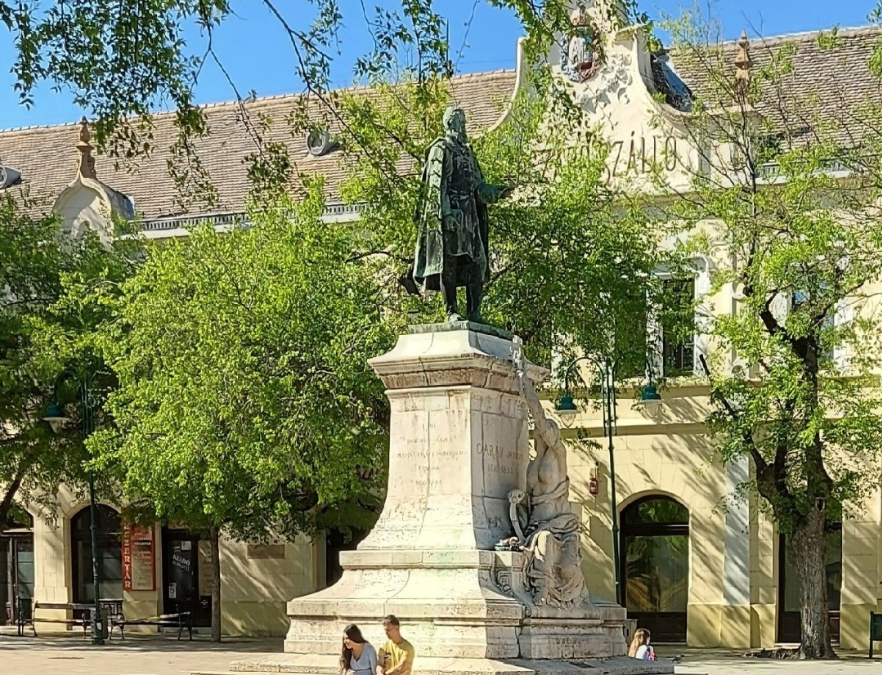 Statue of the poet, writer, and journalist János Garay